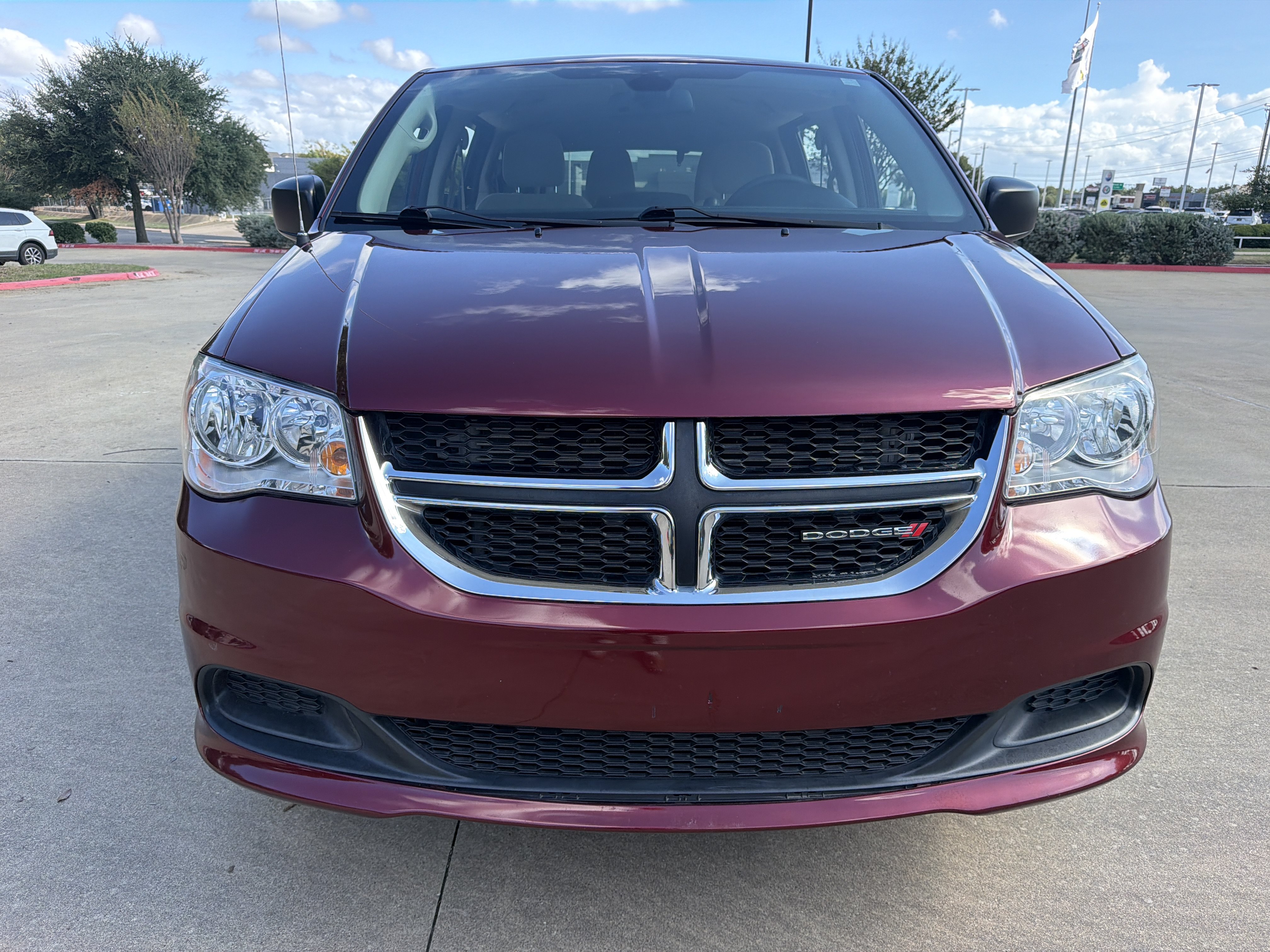 Used 2018 Dodge Grand Caravan SE w/ UConnect Hands-Free Group FWD image 2