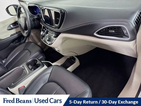 Used 2024 Chrysler Pacifica Limited FWD image 37