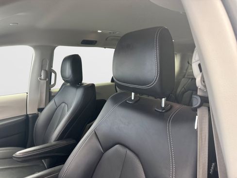 Used 2024 Chrysler Pacifica Touring-L FWD image 9