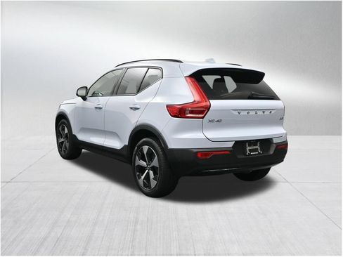 Used 2024 Volvo XC40 B5 Plus w/ Climate Package AWD/4WD image 3