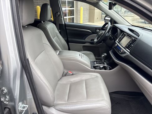 Used 2017 Toyota Highlander Limited image 33
