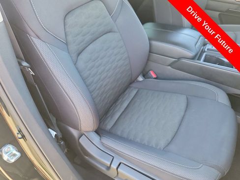 Used 2025 Nissan Pathfinder S FWD image 21