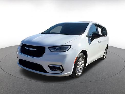 Used 2024 Chrysler Pacifica Touring-L image 7