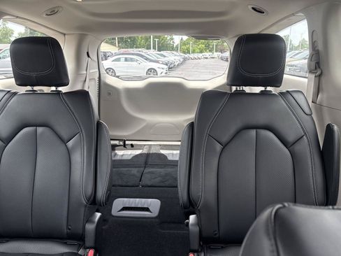 Used 2023 Chrysler Pacifica Touring-L AWD/4WD image 25