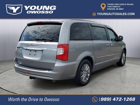 Used 2016 Chrysler Town & Country Touring-L FWD image 3