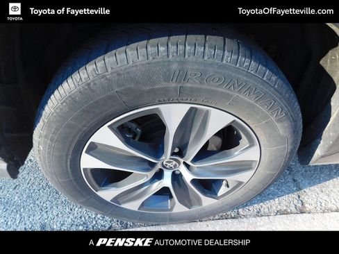 Used 2021 Toyota Highlander XLE image 9