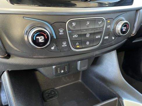 Used 2020 Chevrolet Traverse LT image 21