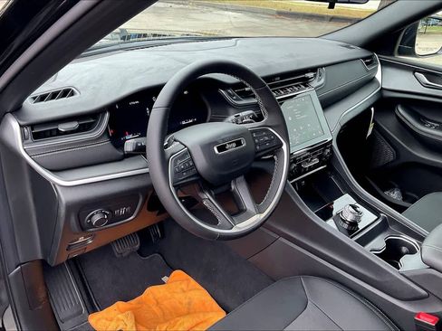 New 2025 Jeep Grand Cherokee Laredo X w/ Luxury Tech Group I image 8