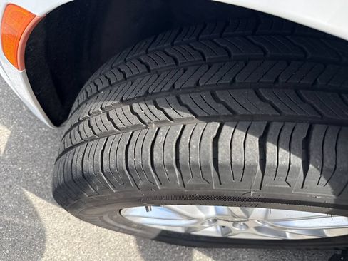 Used 2023 Chrysler Pacifica Touring-L FWD image 28
