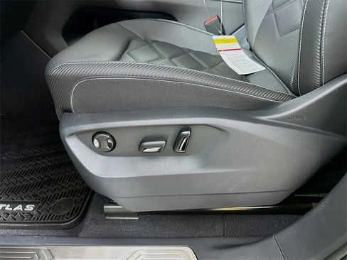 New 2025 Volkswagen Atlas Cross Sport SE image 9