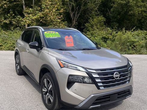 Used 2025 Nissan Rogue SL AWD/4WD image 2