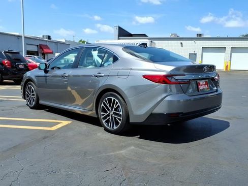 Used 2025 Toyota Camry XLE AWD/4WD image 8