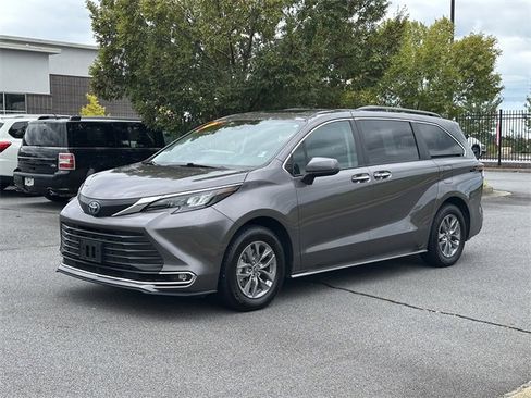 Used 2024 Toyota Sienna XLE image 3