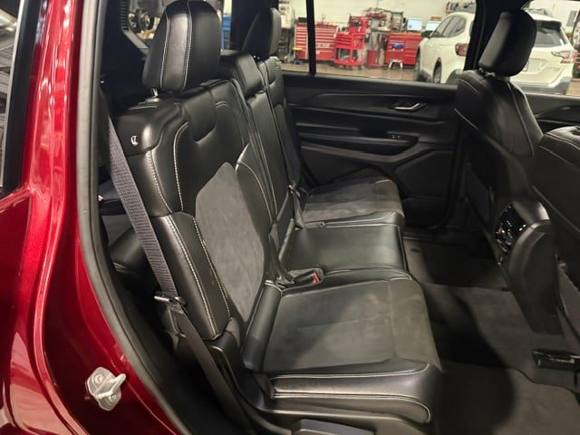 Used 2024 Jeep Grand Cherokee L Altitude AWD/4WD image 18