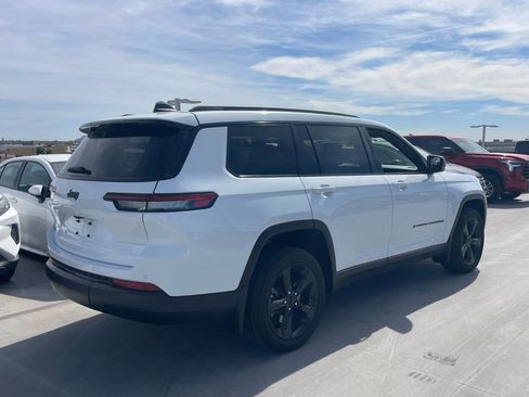 Used 2023 Jeep Grand Cherokee L Laredo image 2