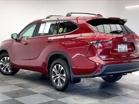 Used 2021 Toyota Highlander XLE image 10
