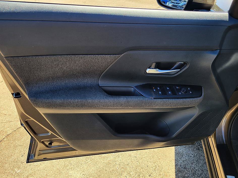 Certified 2025 Nissan Kicks SV w/ Charging Package FWD image 10