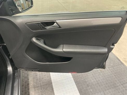 Used 2017 Volkswagen Jetta SE FWD image 3