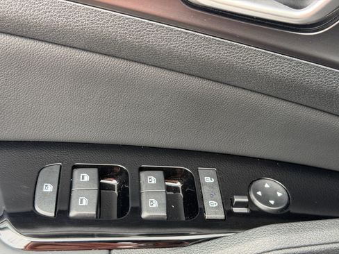 Used 2025 Kia Sportage EX FWD image 16