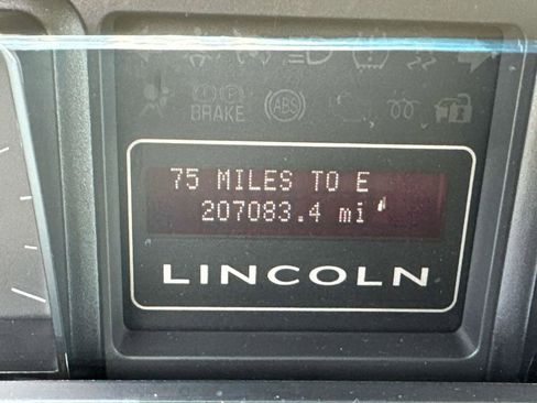 Used 2010 Lincoln Navigator 2WD image 3