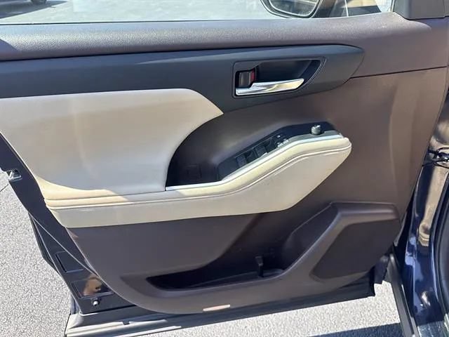 Used 2021 Toyota Highlander XLE FWD image 7