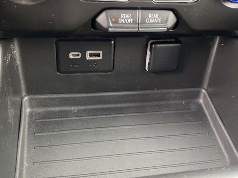 Used 2022 GMC Yukon SLE image 24