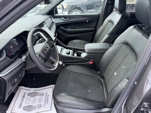 New 2025 Jeep Grand Cherokee Altitude image 4