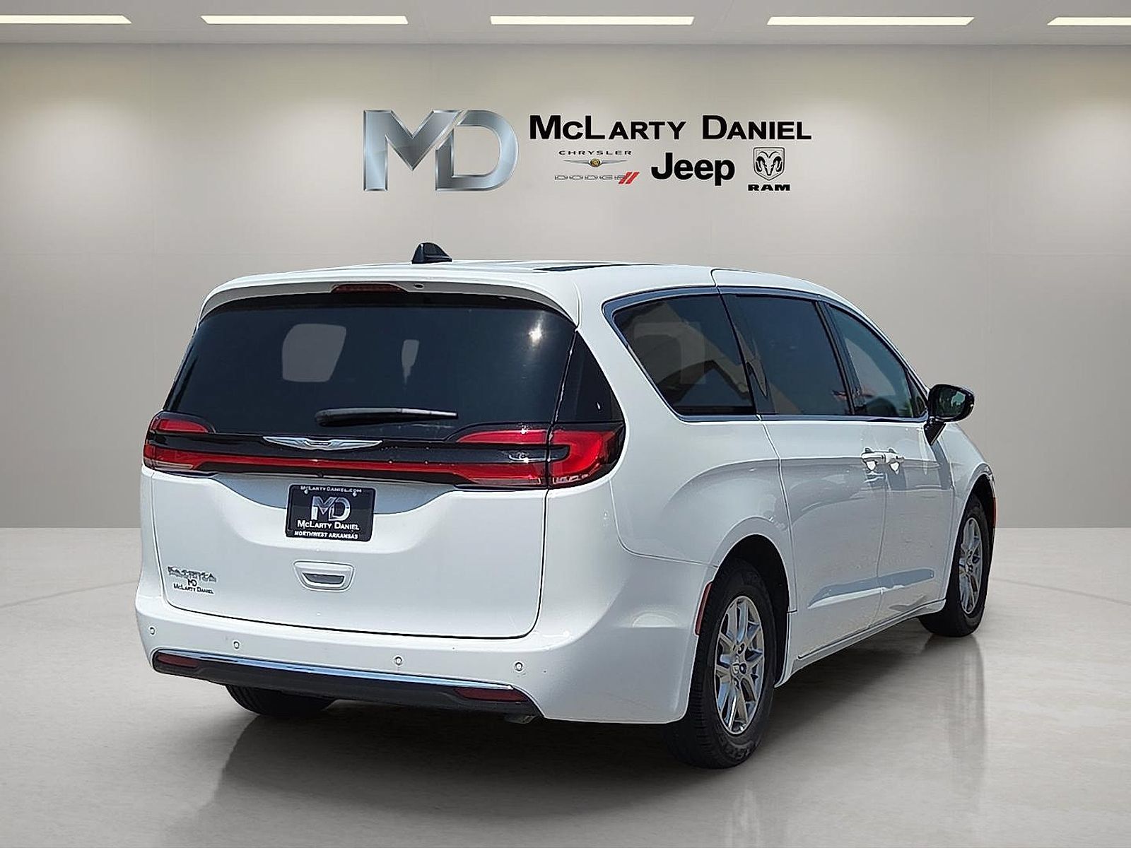 Used 2025 Chrysler Pacifica Select FWD image 5