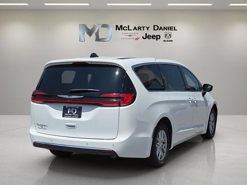 Used 2025 Chrysler Pacifica Select FWD image 5