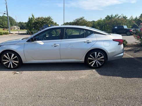 Used 2020 Nissan Altima 2.5 SR FWD image 2