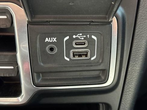 Used 2022 Jeep Wrangler Unlimited Sahara AWD/4WD image 36