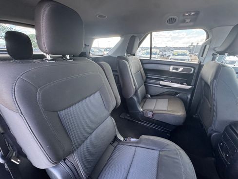 Certified 2024 Ford Explorer XLT RWD image 30