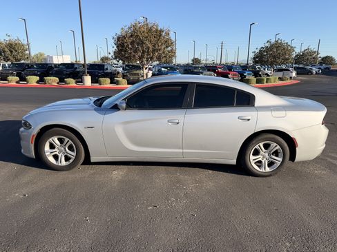 Used 2019 Dodge Charger SXT RWD image 2