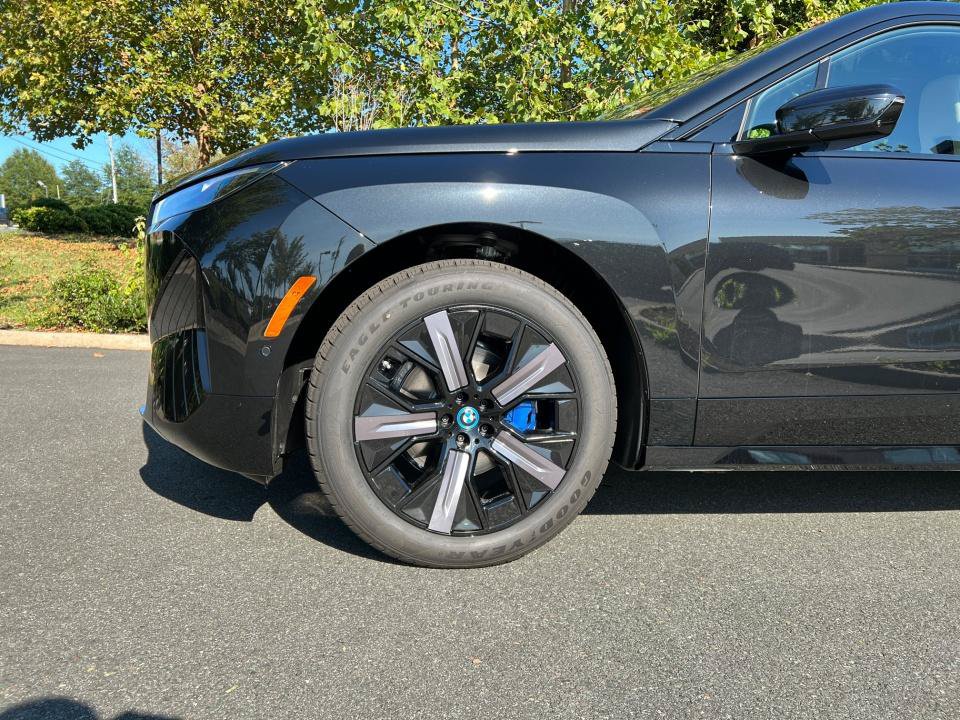 Used 2024 BMW iX xDrive50 w/ Sport Package AWD/4WD image 27