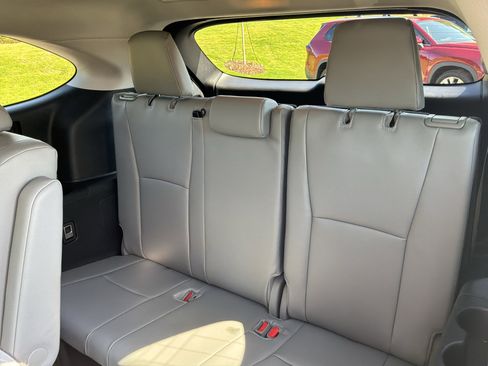 Used 2025 Toyota Highlander XLE AWD/4WD image 32