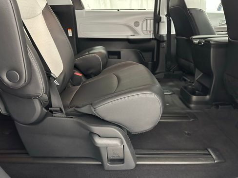 Used 2025 Toyota Sienna XSE image 57