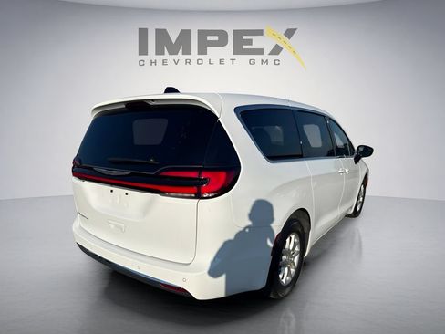 Used 2025 Chrysler Pacifica Select FWD image 5