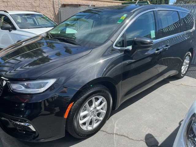 Used 2023 Chrysler Pacifica Touring-L FWD image 3