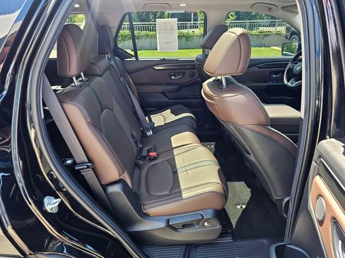 Used 2025 Honda Pilot Elite image 12