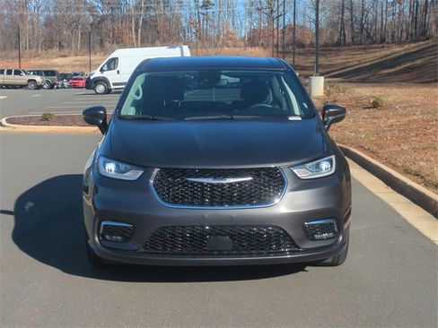 Used 2023 Chrysler Pacifica Touring-L image 16