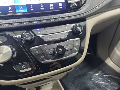Used 2024 Chrysler Pacifica Limited FWD image 24