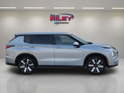 Used 2025 Mitsubishi Outlander SE image 6