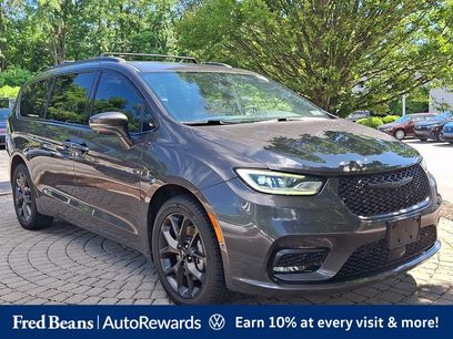 Used 2022 Chrysler Pacifica Touring-L w/ Uconnect Theater Family Group