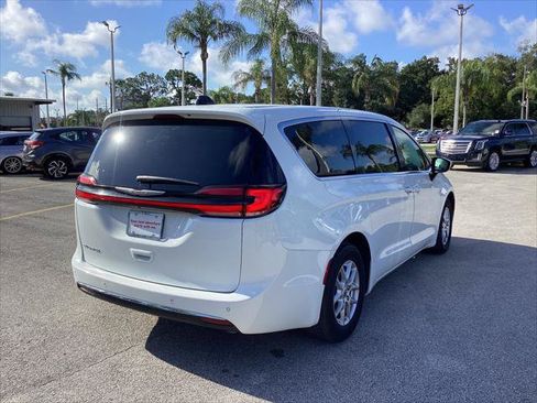 Used 2023 Chrysler Pacifica Touring-L FWD image 4