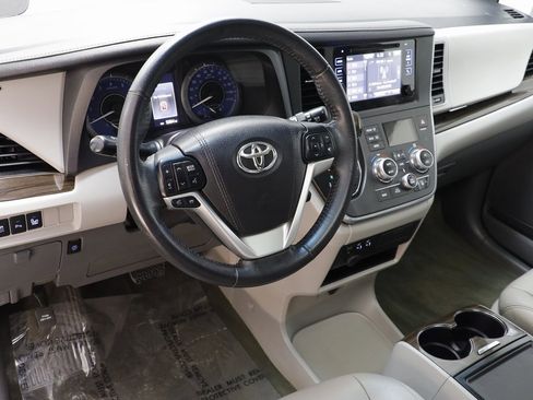 Used 2017 Toyota Sienna XLE image 7