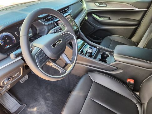 Used 2025 Jeep Grand Cherokee L Limited AWD/4WD image 7