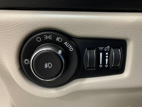 Used 2018 Chrysler Pacifica Touring-L w/ Tire & Wheel Group FWD image 16