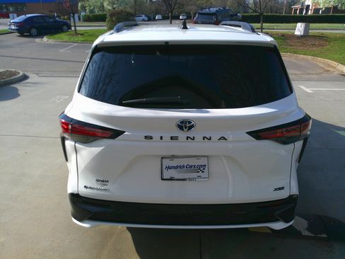 Used 2025 Toyota Sienna XSE image 11