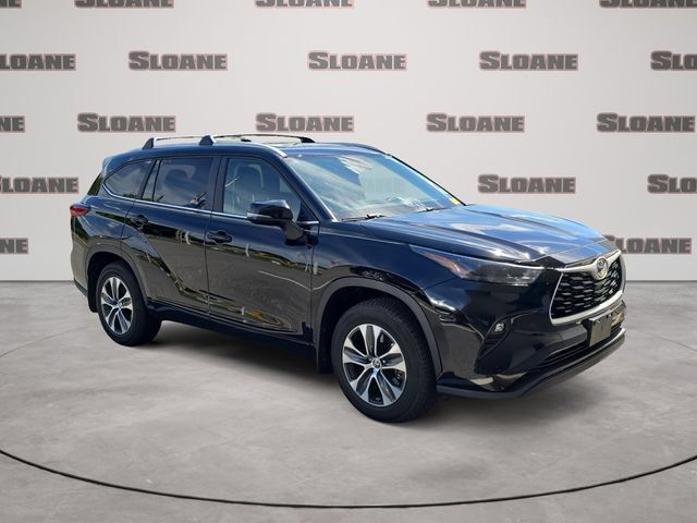 Used 2023 Toyota Highlander XLE AWD/4WD image 7