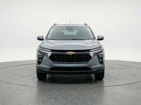 Used 2025 Chevrolet Trax LT FWD image 2